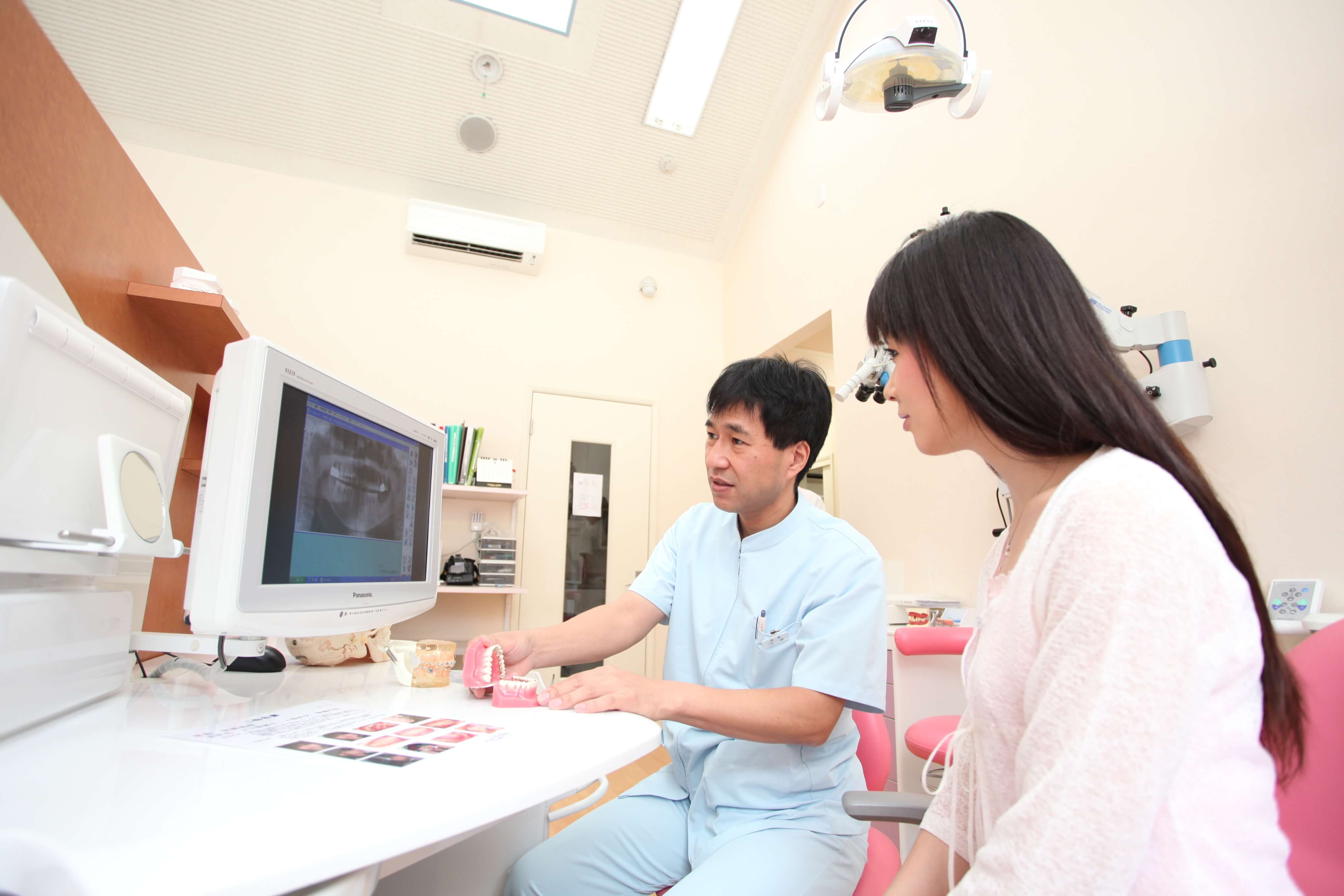 Point 1 矯正装置が見えにくいリンガル（舌側）矯正・効率よく歯を移動させるインプラント矯正